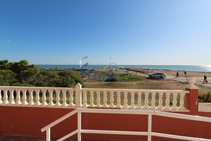 Comprar apartamento con vistas al mar en venta en 1ª línea de la playa en La Mata, Torrevieja. ID 4731