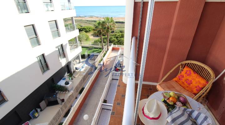 Comprar apartamento con vistas al mar en venta en 1ª línea de la playa en La Mata, Torrevieja. ID 4731