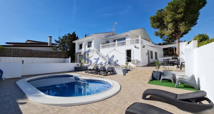 Buy independent villa with lovely garden areas and pool Los Balcones, Torrevieja, Costa Blanca. ID: 4736