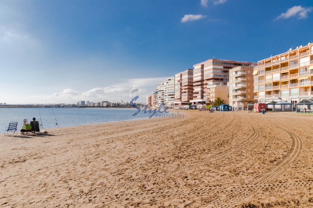 Buy apartment close to the sea in Torrevieja, Costa Blanca, 50 meters from the “Playa Acequion”beach. ID: 4737
