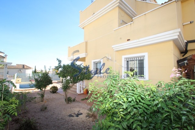 Buy villa near the golf course in El Galan de Villamartin