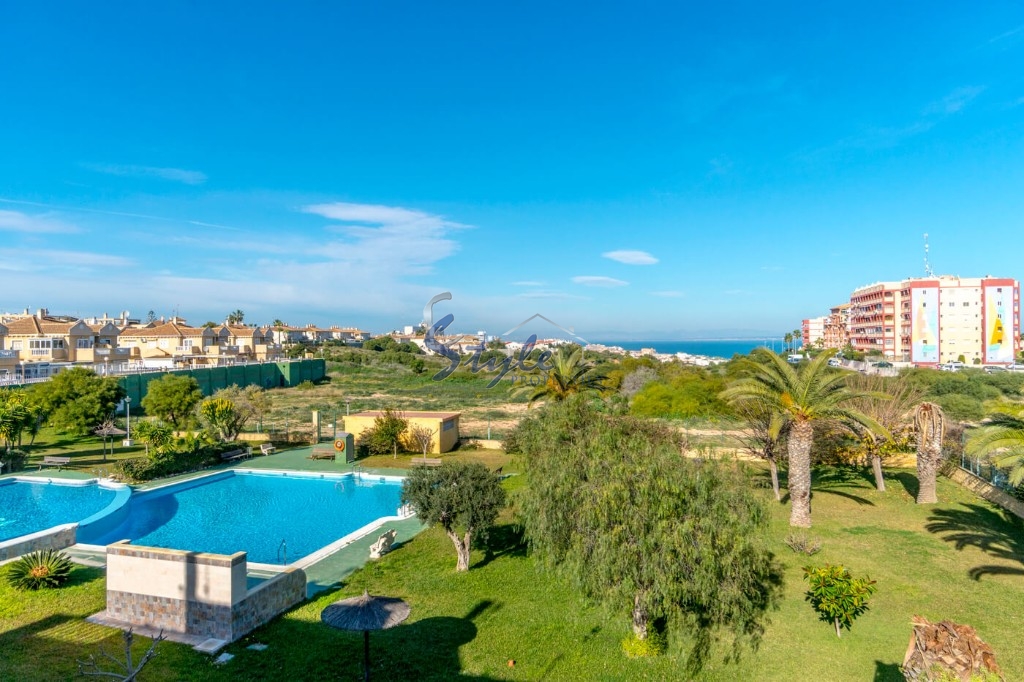 Comprar adosado con jardín y piscina en Aguas Nuevas, Torrevieja. ID 4020