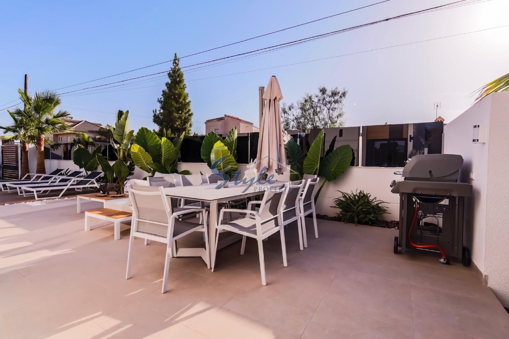 Se Vende Nueva villa de diseño moderno con alta tecnología en Torreta Florida, Torrevieja. IDON280