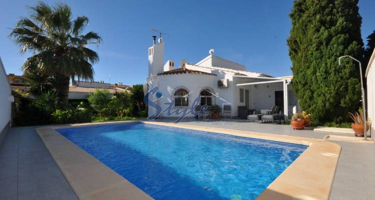 Comprar villa con piscina en Playa Flamenca, cerca del mar y las playas de Orihuela Costa. ID: 4022