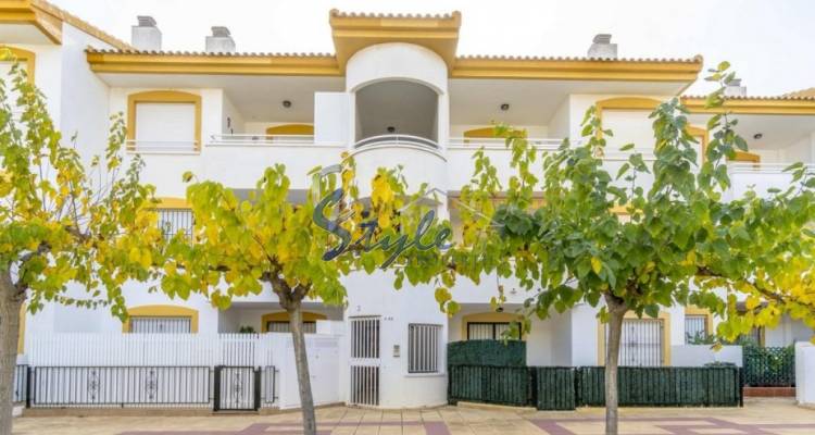 Comprar apartamento con jardín en Mil Palmeras al lado del mar. ID 4030