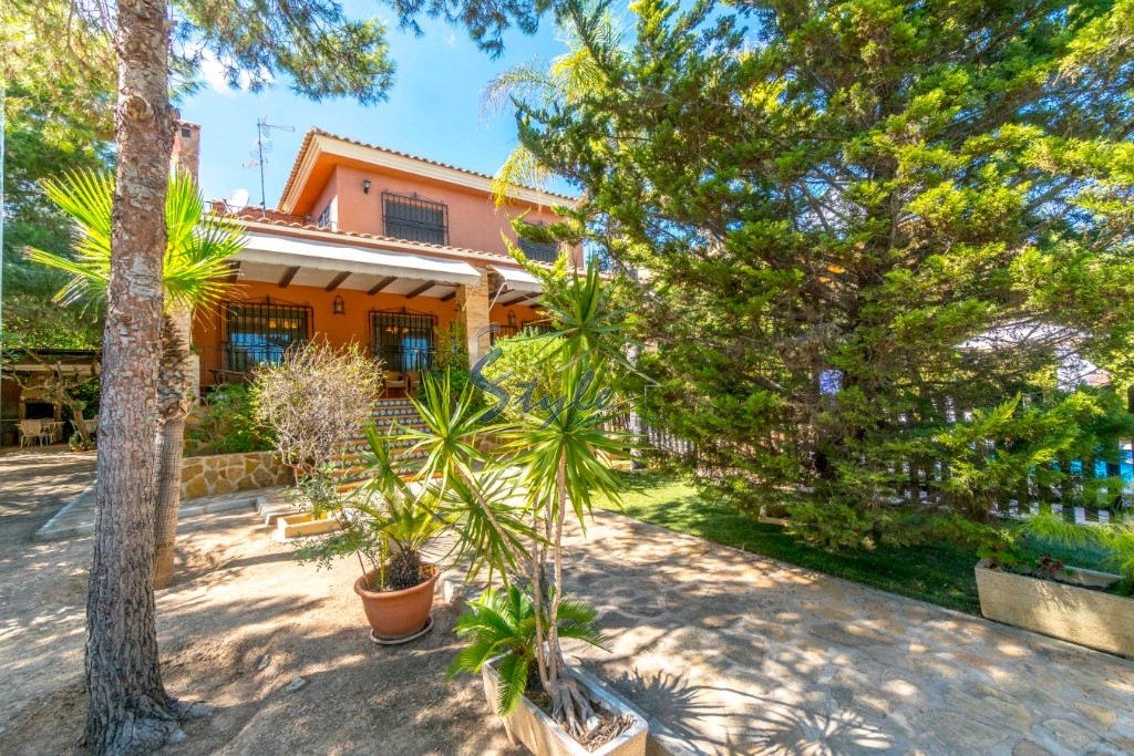 Resale - Villa - Lomas de Don Juan