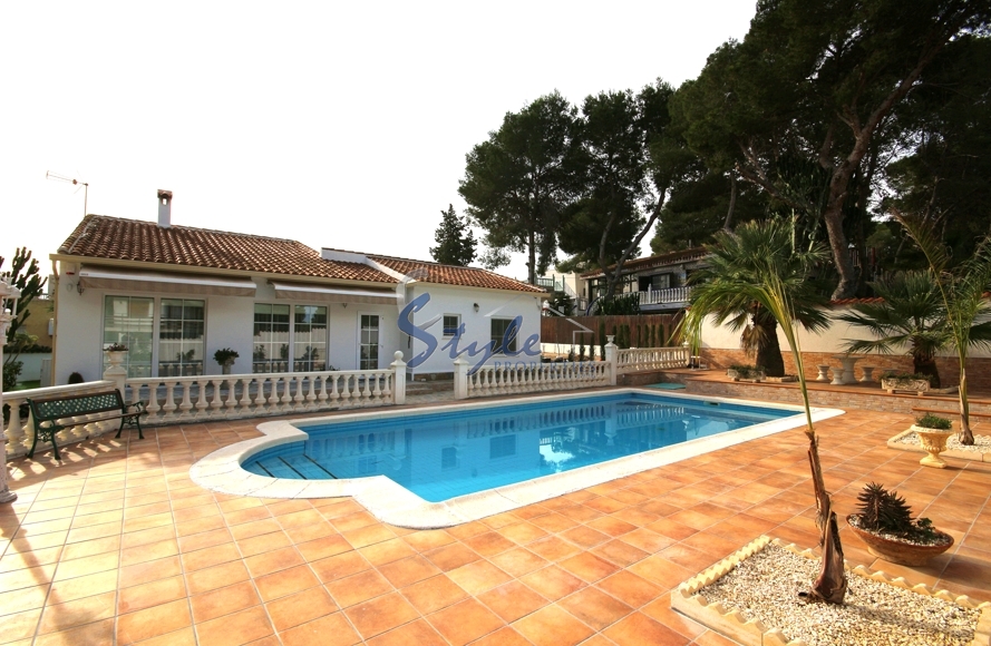 Buy independent villa with lovely garden areas and pool Los Balcones, Torrevieja, Costa Blanca. ID: 4066