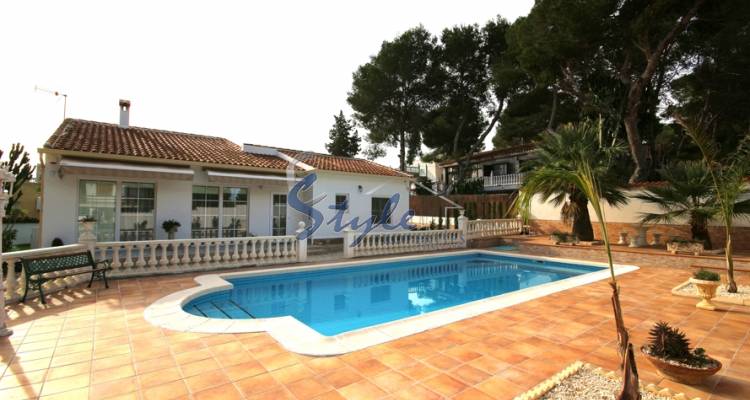 Buy independent villa with lovely garden areas and pool Los Balcones, Torrevieja, Costa Blanca. ID: 4066