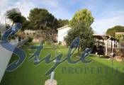 Comprar chalet independiente con bonitas zonas ajardinadas y piscina en Los Balcones, Torrevieja. ID 4066