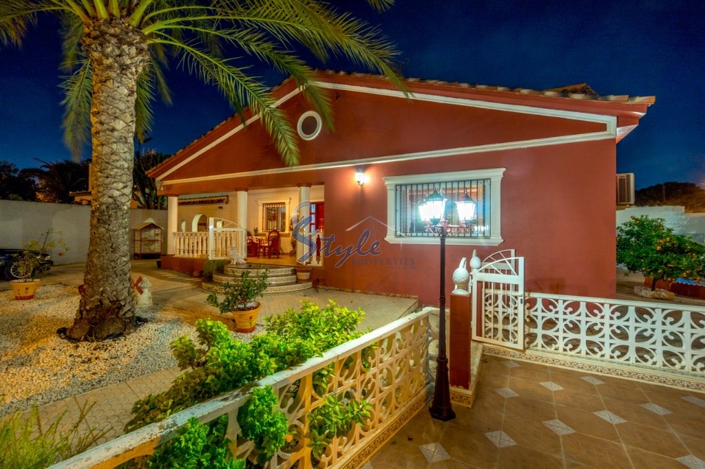 Buy independent villa with lovely garden areas and pool Los Balcones, Torrevieja, Costa Blanca. ID: 4068