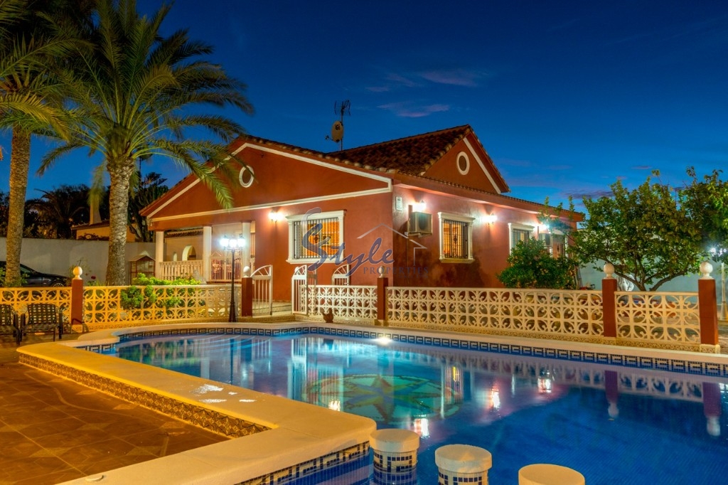Comprar chalet independiente con bonitas zonas ajardinadas y piscina en Los Balcones, Torrevieja. ID 4068