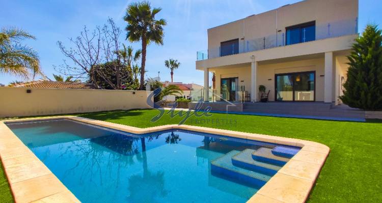 Villa moderna con piscina privada en venta en Quesada, Sur de la Costa Blanca, España ID: D2277