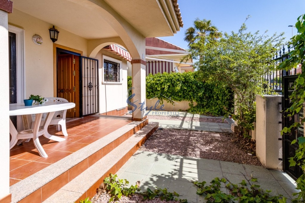 Buy independent villa with garden in Torrevieja. ID 4084