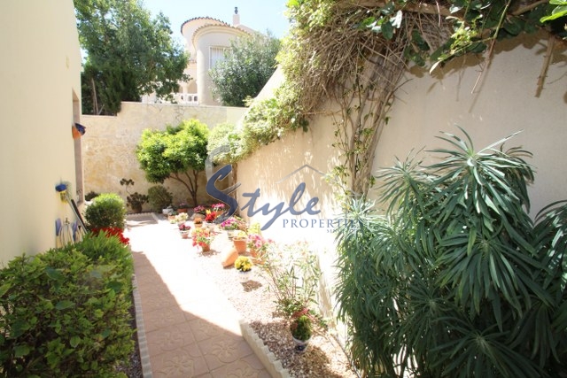 Buy villa near the golf course in El Galan de Villamartin. ID 4086