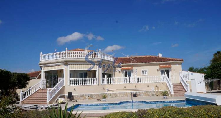 Villa con una gran parcela y una piscina privada en venta en Catral, Costa Blanca, España