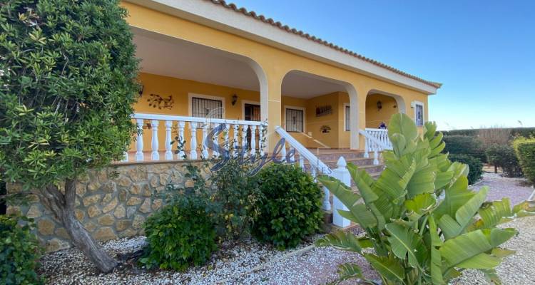 Large country house with a private pool for sale in Catral, Costa Blanca, Spain