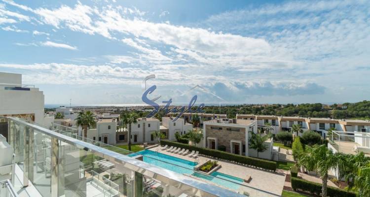 Modern penthouse with 3 bedrooms for sale in Villamartin, Costa Blanca, Spain