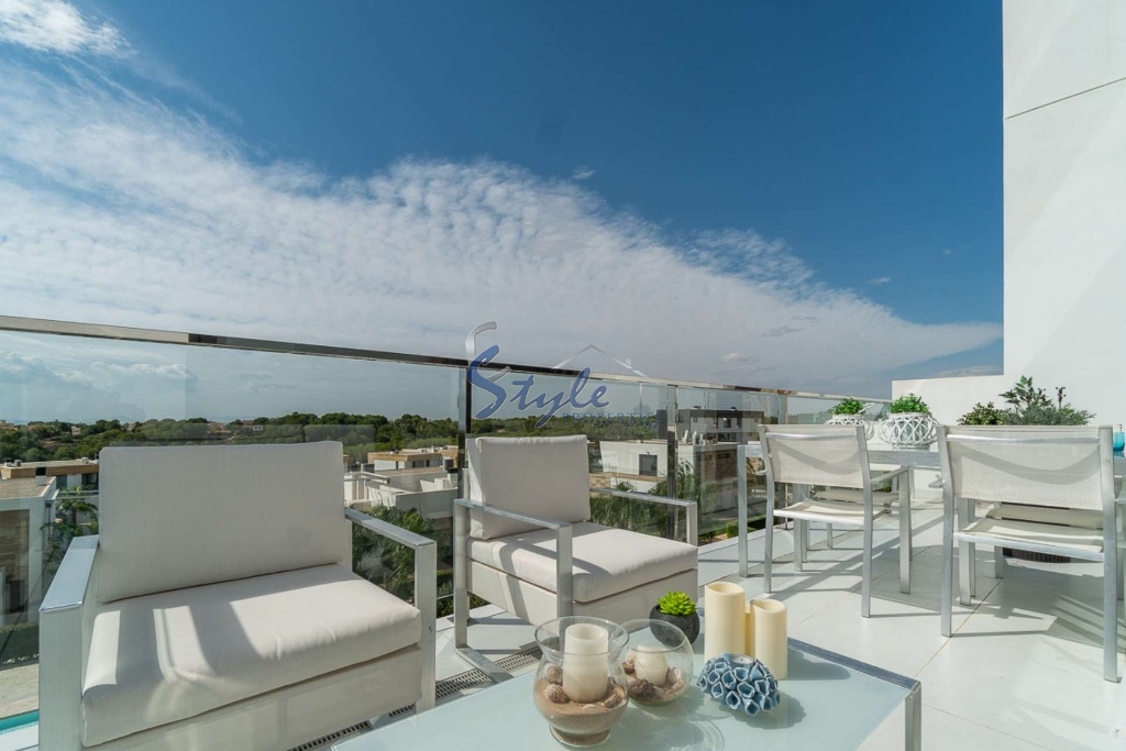 Modern penthouse with 3 bedrooms for sale in Villamartin, Costa Blanca, Spain