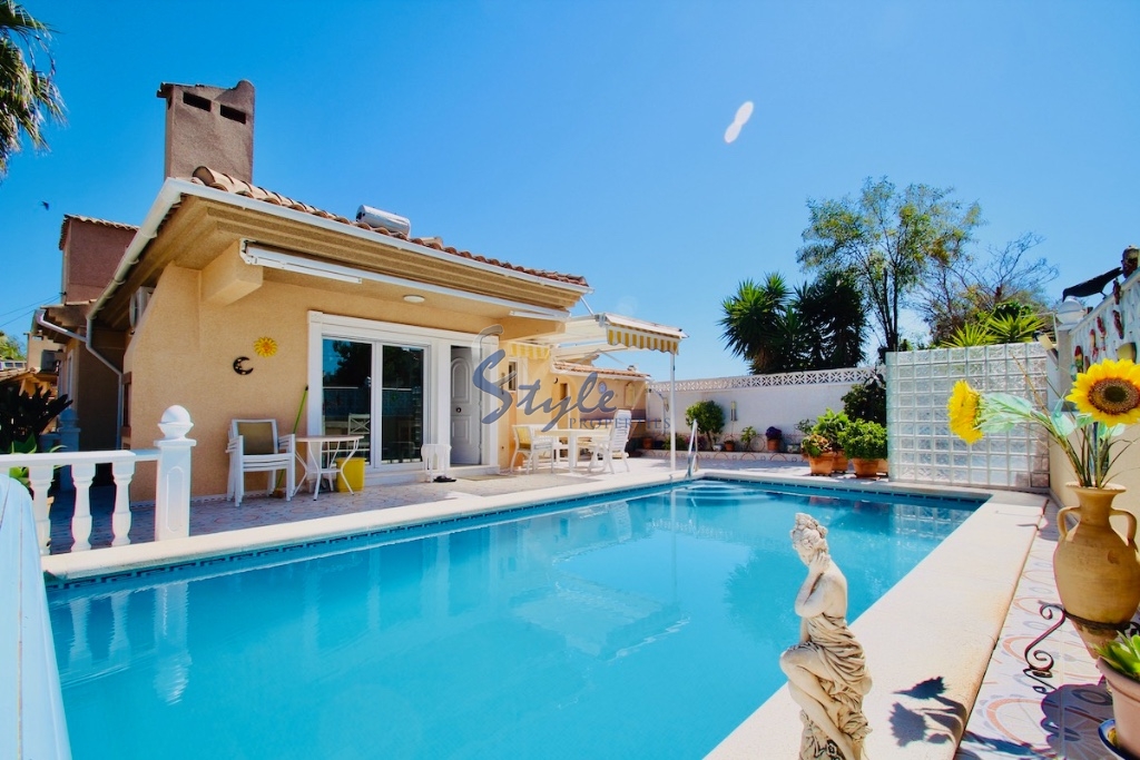 Villa con 3 dormitorios y piscina en venta en Los Balcones, Torrevieja, Costa Blanca, España