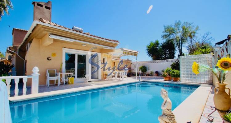 Villa con 3 dormitorios y piscina en venta en Los Balcones, Torrevieja, Costa Blanca, España