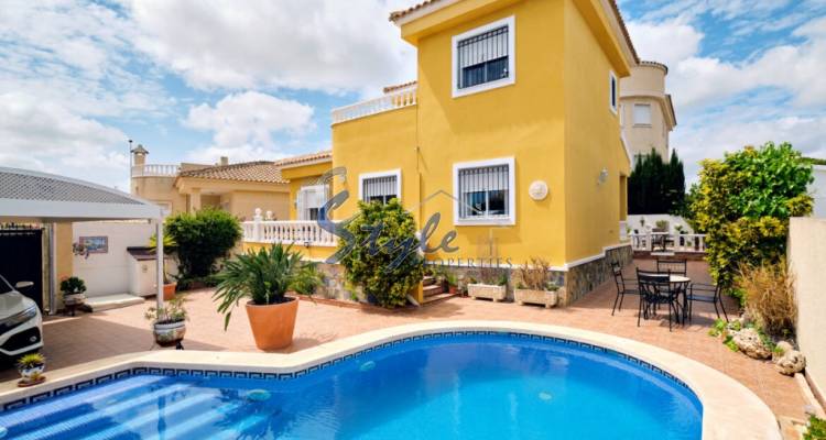 Casa independiente con piscina en venta en Pinar de Campoverde, Costa Blanca, España