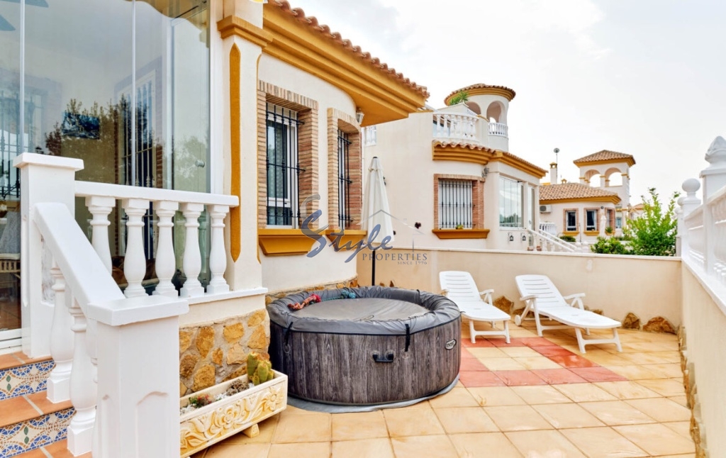 Chalet independiente de dos dormitorios en venta en Pinar de Campoverde, Costa Blanca, España