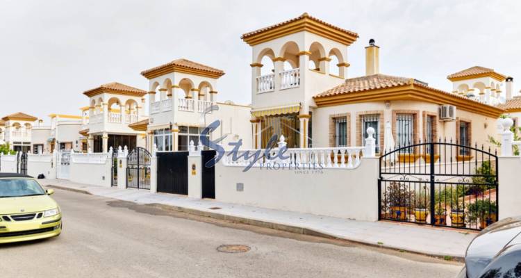 Chalet independiente de dos dormitorios en venta en Pinar de Campoverde, Costa Blanca, España