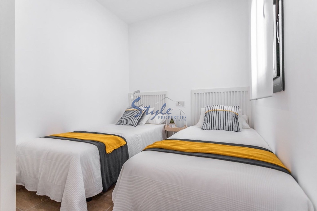 Apartamento de tres dormitorios con un gran solarium en venta en La Zenia, Costa Blanca, España