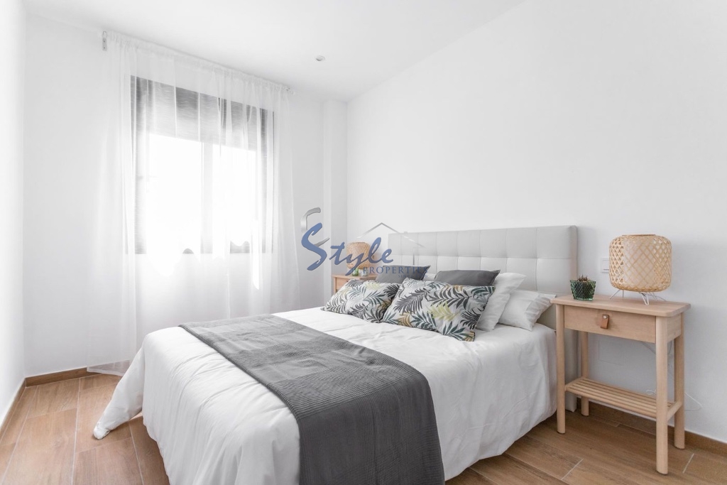 Apartamento de tres dormitorios con un gran solarium en venta en La Zenia, Costa Blanca, España