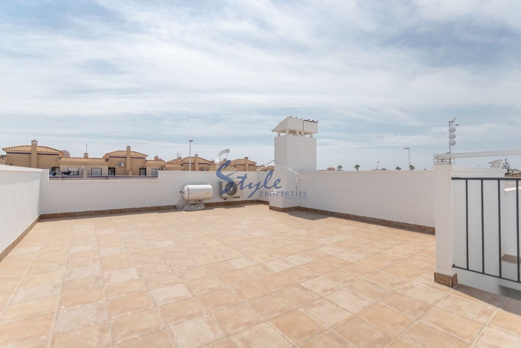 Apartamento de tres dormitorios con un gran solarium en venta en La Zenia, Costa Blanca, España