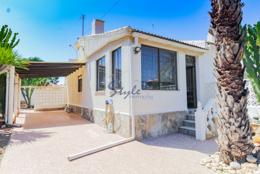 Buy chalet with private plot and with lovely garden in Costa Blanca steps from the sea and beach in Mil Palmeras. ID: 4105