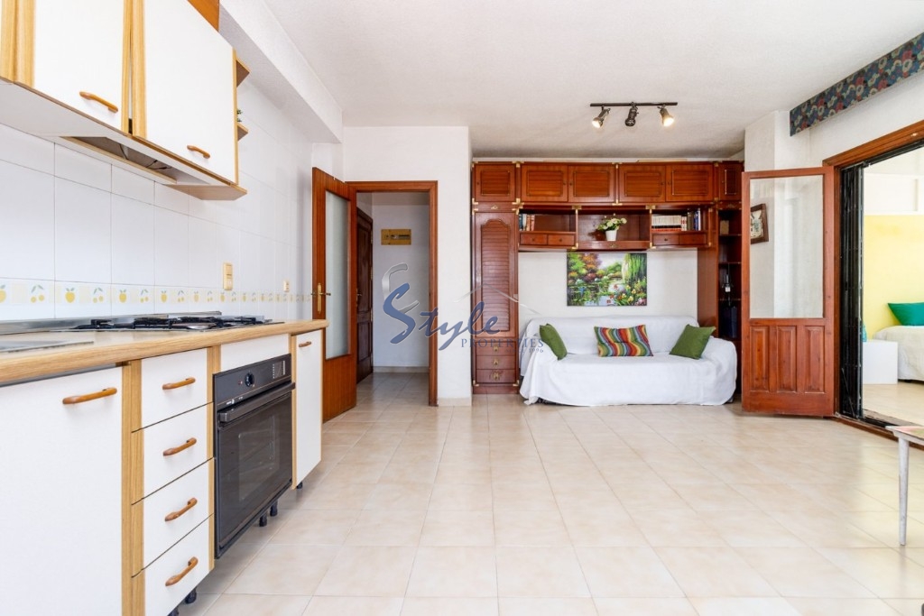 Buy apartment in Costa Blanca steps from the sea and beach in Torrevieja. ID: 4107