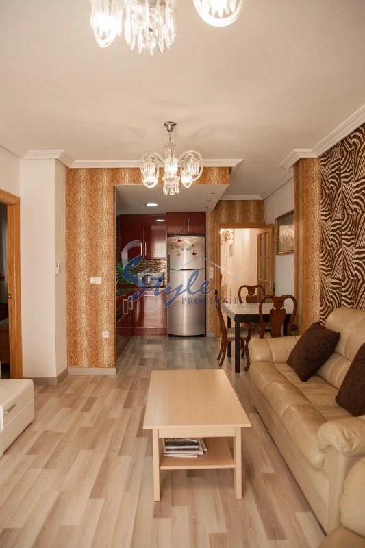 Apartamento de tres dormitorios en venta en el centro y cerca de las playas de Torrevieja, Costa Blanca, España