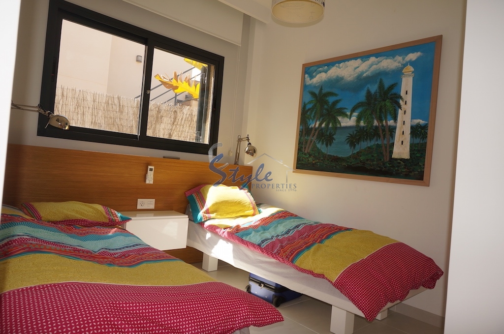 Современная вилла с двумя спальнями и бассейном на продажу в Ла Зения, Ориуэла Коста, Коста Бланка, Испания
