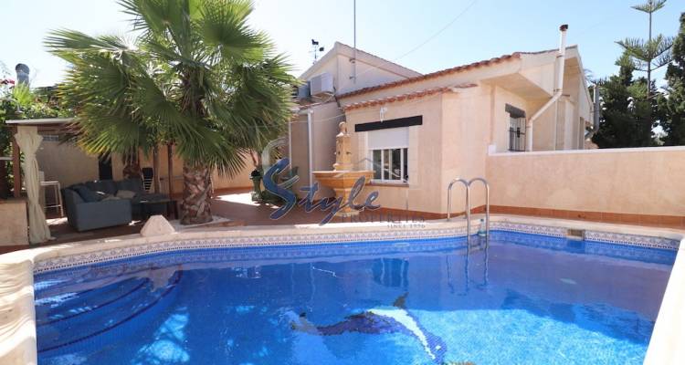 Buy townhouse with garden and pool in Torrevieja. ID 4116