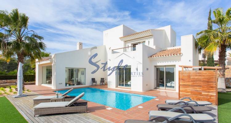 Gran villa en una parcela privada en venta en el complejo de golf Las Colinas, Orihuela Costa, Costa Blanca, España