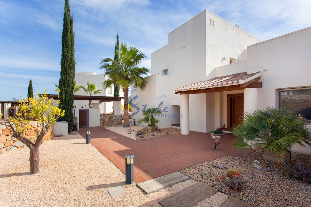 Resale - Villa - Las Colinas