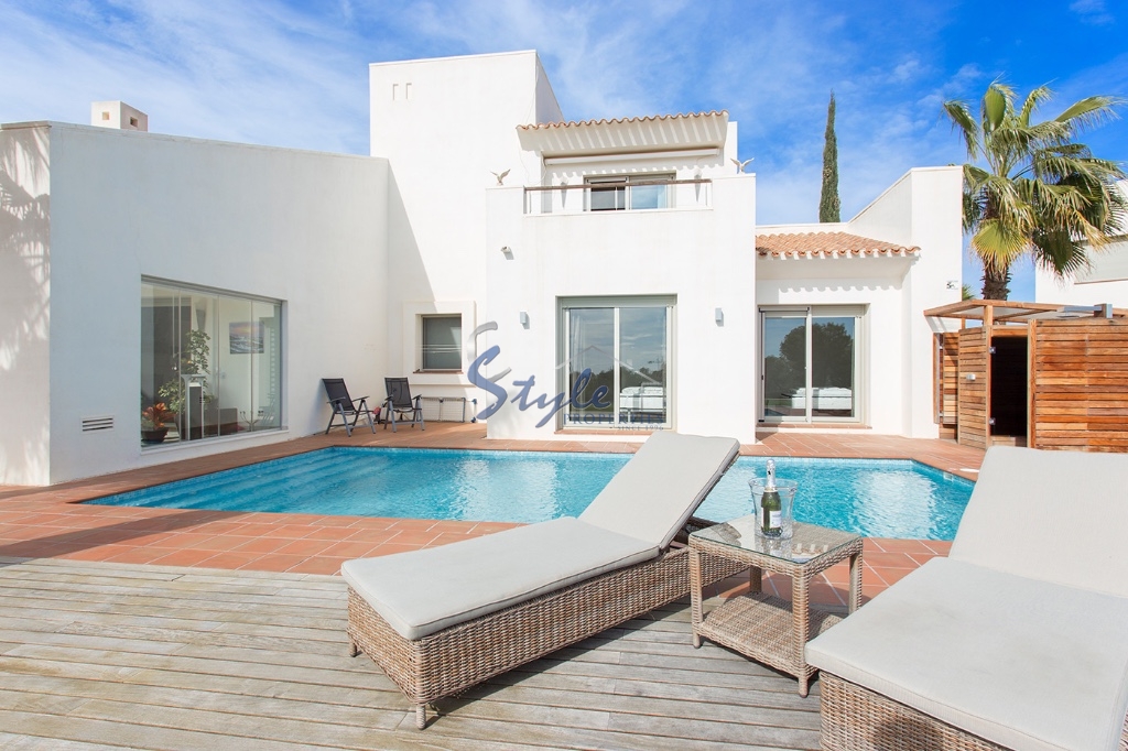 Resale - Villa - Las Colinas