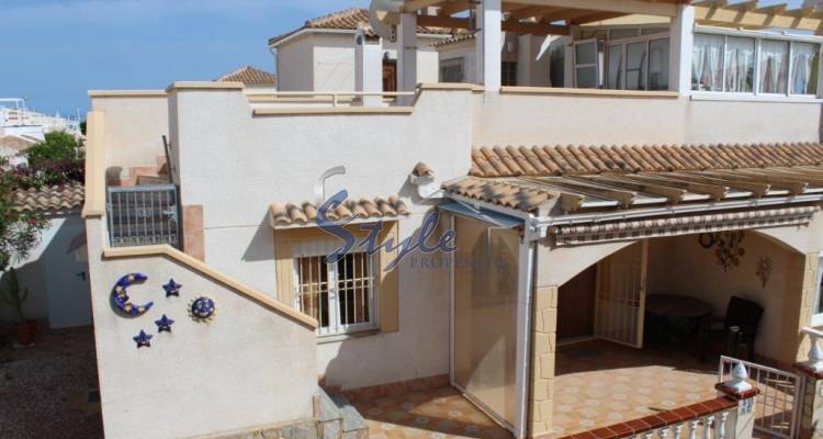 Comprar bungalow con piscina y cerca del mar en Playa Flamenca, Orihuela Costa. ID: 4134