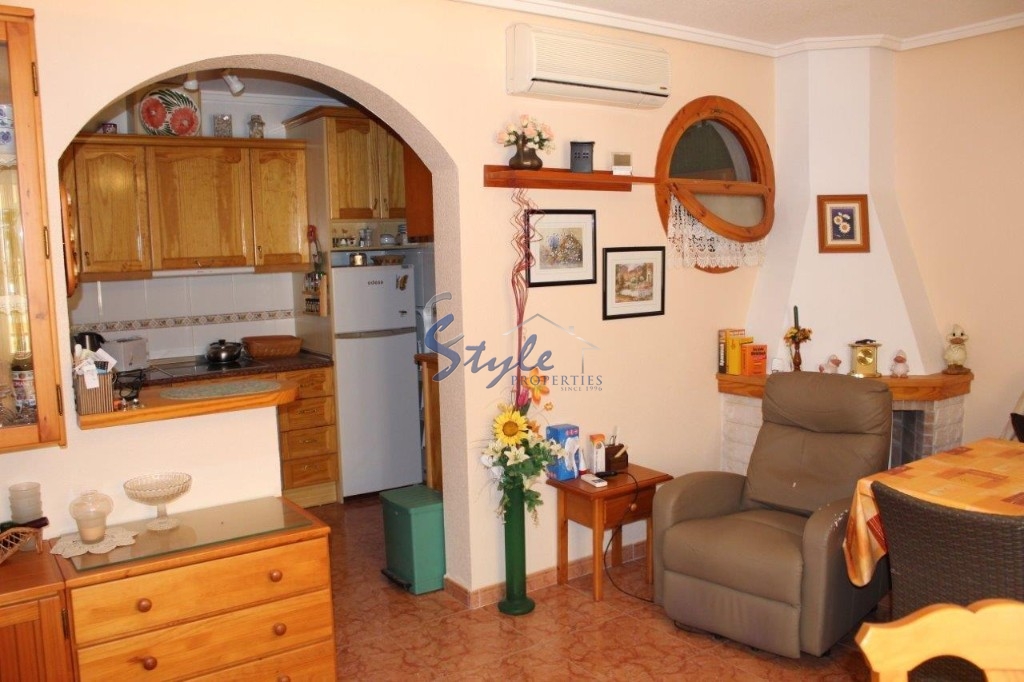 Comprar bungalow con piscina y cerca del mar en Playa Flamenca, Orihuela Costa. ID: 4134