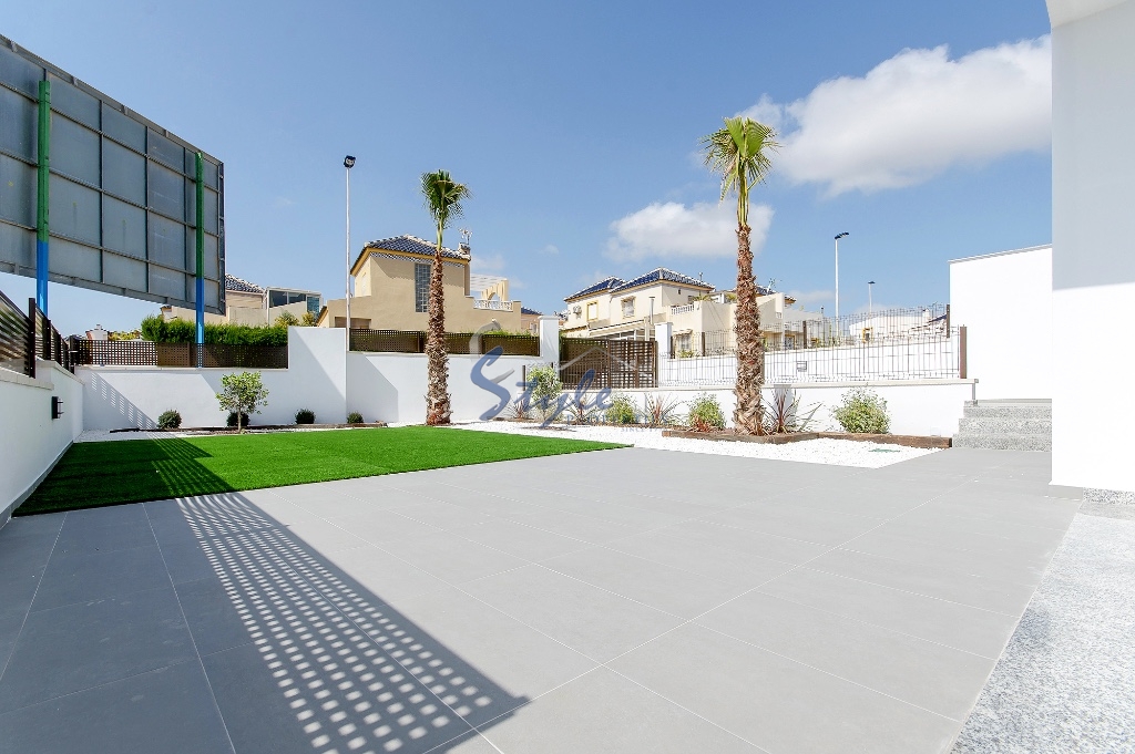 Modern townhouses by the sea in the urbanization of Los Balcones, Orihuela Costa, Spain. ON910