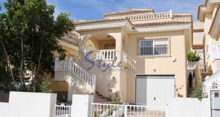 Buy villa near the golf course in El Galan de Villamartin. ID 4144