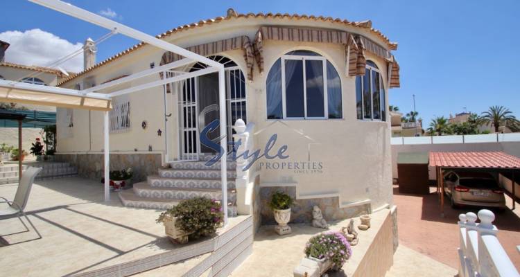 Buy villa near the golf course and sea in Orihuela Costa. ID 4148