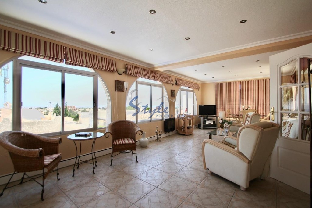 Buy villa near the golf course and sea in Orihuela Costa. ID 4149