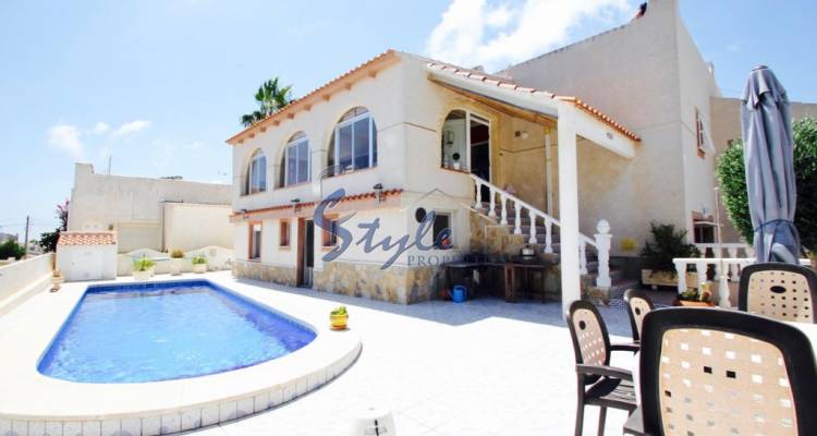 Buy villa near the golf course and sea in Orihuela Costa. ID 4149