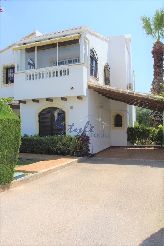 Buy detached villa near the golf course in Eagles Nestde Villamartin. ID: 4150