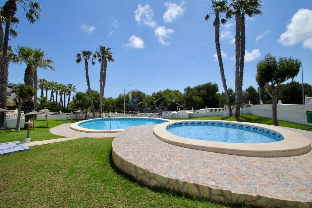 Buy detached villa near the golf course in Eagles Nestde Villamartin. ID: 4152