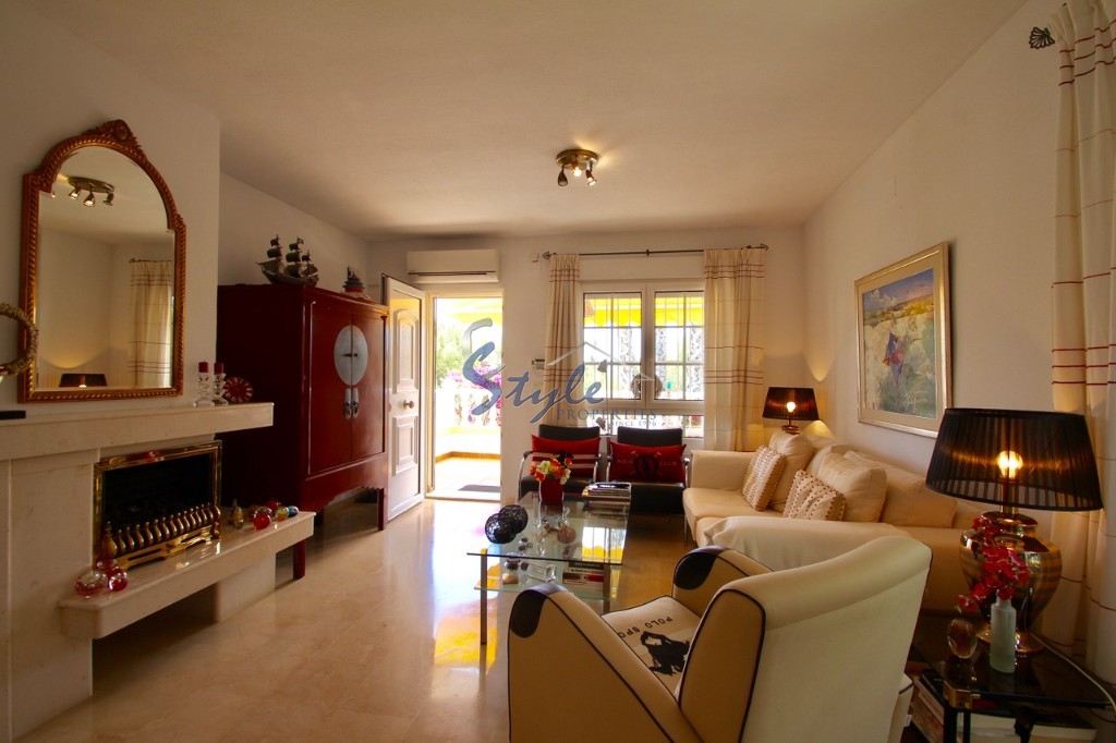 Buy detached villa near the golf course in Eagles Nestde Villamartin. ID: 4152