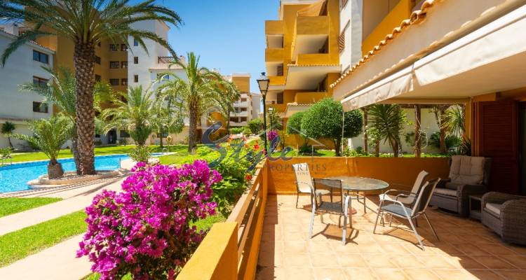 Apartamento de 2 dormitorios con vistas a la piscina en venta en La Entrada, Punta Prima, Costa Blanca, España.ID3773