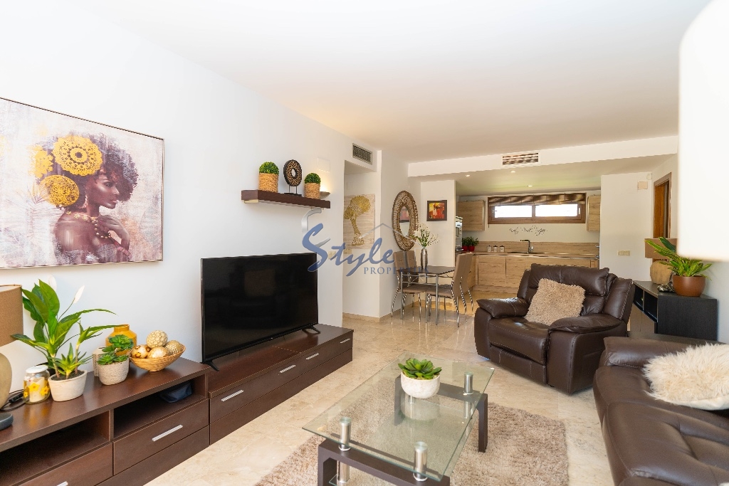 Apartamento de 2 dormitorios con vistas a la piscina en venta en La Entrada, Punta Prima, Costa Blanca, España